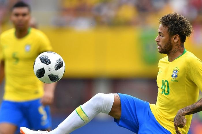 Penyerang Brasil, Neymar, mengontrol bola dalam laga persahabatan kontra Austria di Stadion Ernst Happel, Wien, Austria pada 10 Juni 2018.