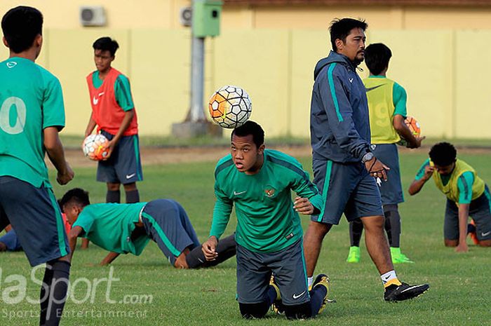 Pelatih fisik timnas U-16, Sansan Susanpur, mengamati jalannya latihan timnas U-16 Indonesia pada pemusatan latihan yang diikuti 27 pemain di Stadion Jenggolo Sidoarjo, Jawa Timur, Selasa (26/06/2018) sore.