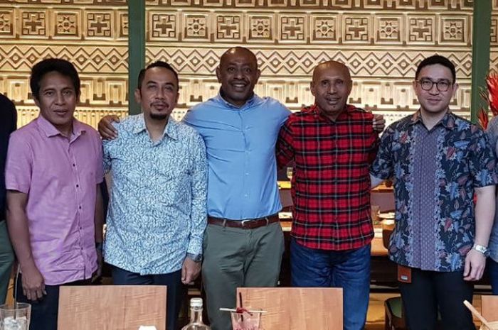 Pengurus Persipura bersama dengan perwakilan PT Freeport Indonesia sesaat setelah pertemuan sponsorship di Jakarta, Kamis (18/1/2018)