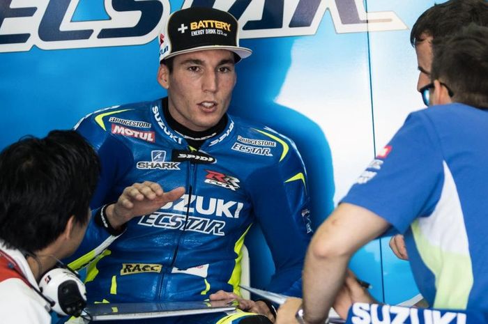 Pebalap Suzuki Ecstar asal Spanyol, Aleix Espargaro, berdiskusi dengan tim saat sesi latihan bebas kedua GP Valencia di Sirkuit Ricardo Tormo, Jumat (6/11/2015).