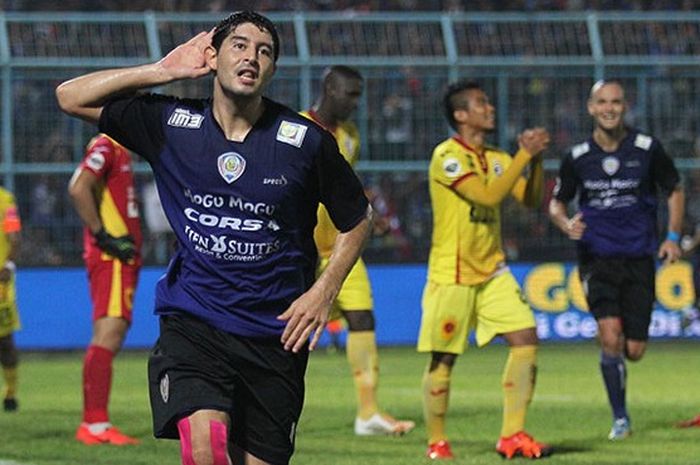 Esteban Vizcarra bawa Arema ungguli Sriwijaya FC, Minggu (22/11/2015).