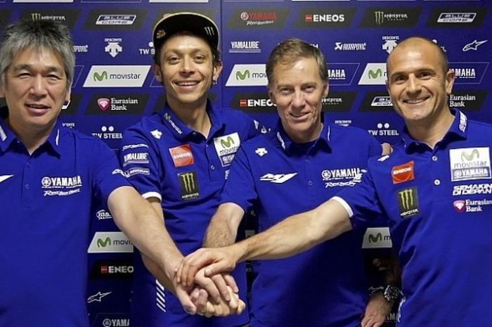 Pebalap Movistar Yamaha, Valentino Rossi, berpose dengan tim setelah memastikan kerjasama hingga 2018 