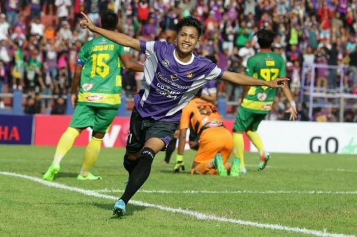 Selebrasi penyerang Persik, Ferry Kurniawan seusai mencetak gol perdana timnya ke gawang Perssu Sumenep pada laga Liga 2 musim 2017 di Stadion Brawijaya, Kediri, Kamis (27/4/2017). 