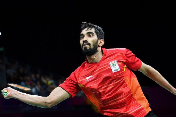 Pebulu tangkis tunggal putra India, Kidambi Srikanth, mengembalikan kok ke arah Lee Chong Wei (Malaysia) pada final perorangan Commonwealth Games 2018 di Carrara Sports Indoor Stadium, Minggu (15/4/2018).