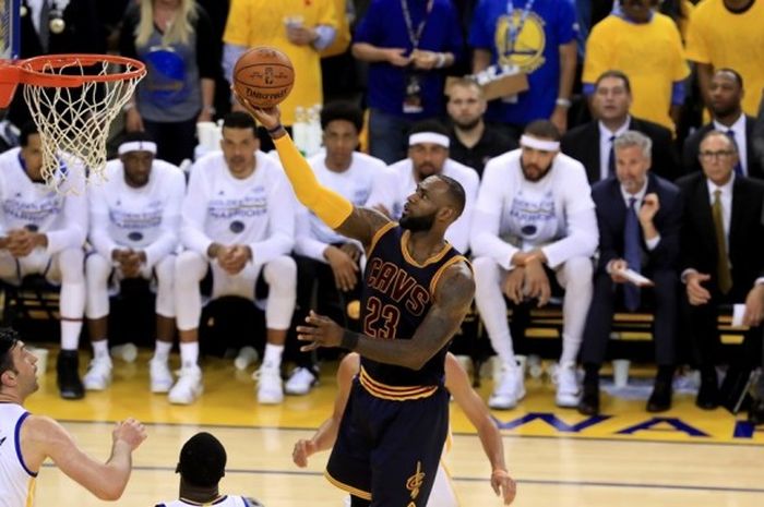 Forward Cleveland Cavaliers, LeBron James (jersey biru, #23), melepas tembakan lay-up seraya dijaga tiga pemain Golden State Warriors termasuk Zaza Pachulia (#27) pada gim kesatu final NBA yang berlangsung di Oracle Arena, Oakland, California, Kamis (1/6/2017) malam waktu setempat atau Jumat pagi WIB. Warriors menang dengan skor 113-91.