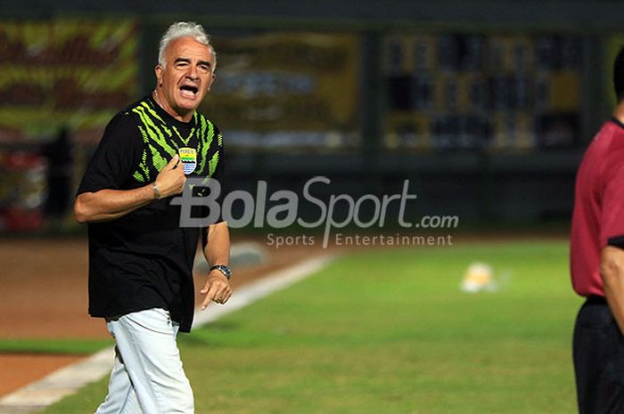    Pelatih Persib Bandung, Roberto Carlos Mario Gomez, melakukan protes kepada hakim garis saat timnya melawan Barito Putera pada laga pekan ke-17 Liga 1 2018 di Stadion 17 Mei, Banjarmasin, Minggu (22/7/2018).    