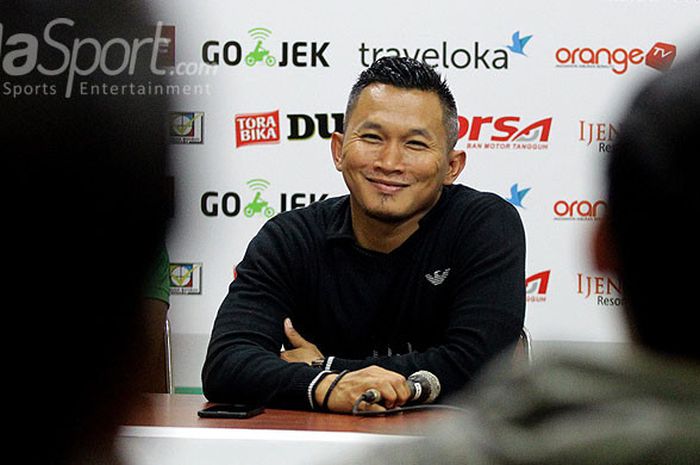 Pelatih PS TNI, Rudi Eka Priyambada, menjawab pertanyaan media dalam konfrensi pers usai laga melawan Arema FC pada pekan ke-29 Liga 1 di Stadion Kanjuruhan Malang, Jawa Timur, Sabtu (14/10/2017) malam.