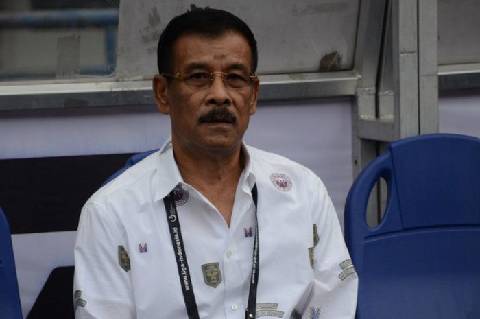 Manajer Persib Bandung, Haji Umuh Muchtar sebelum laga Persib Bandung vs Arema di Stadion Gelora Bandung Lautan Api (GBLA).