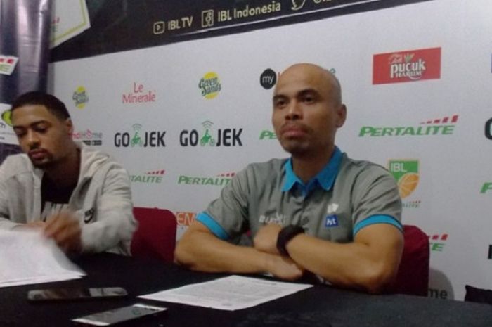 Asisten Pelatih Stapac Jakarta, AF Rinaldo, saat menghadiri sesi konferensi pers gim kedua semifinal Divisi Putih IBL Pertalite 2017-2018 di C-Tra Arena, Bandung, Jawa Barat, Sabtu (7/4/2018).