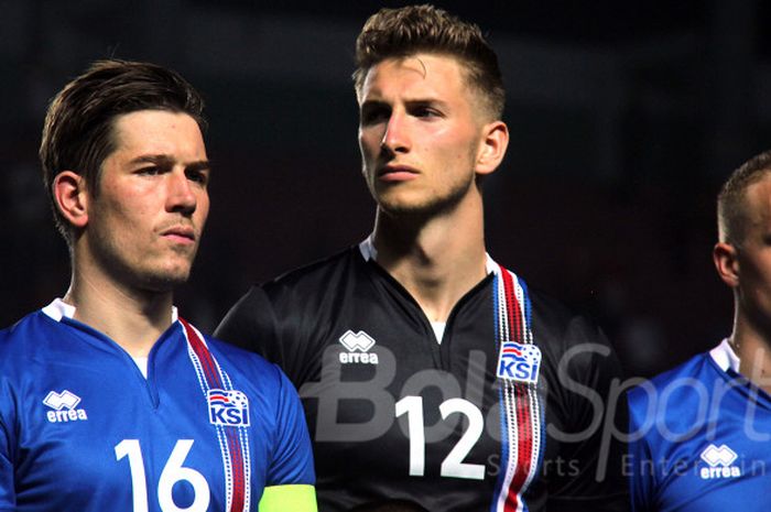 Kapten Timnas Islandia, Olafur Ingi Skulason bersama Frederik Schram dan Hjortur Hermannsson (kiri ke kanan) saat berlaga melawan Indonesia Selection di Stadion Maguwoharjo, Sleman, Kamis (11/1/2018).