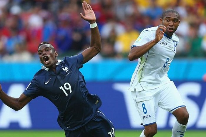 Gelandang tim nasional Honduras, Wilson Palacios (kanan) bertarung dengan pemain Prancis, Paul Pogba, dalam laga Grup E Piala Dunia 2014 di Estadio Beira-Rio, Porto Alegre, Brasil, pada 15 Juni 2014.