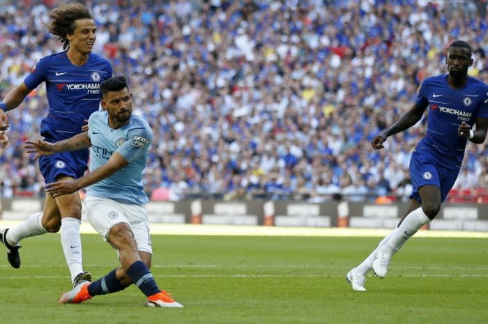 Striker Manchester City, Sergio Aguero, melepaskan tembakan yang berujung gol ke gawang Chelsea pada pertandingan Community Shield di Stadion Wembley, London, Minggu (5/8/2018).