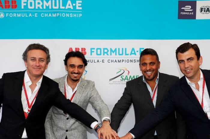 Dari kiri ke kanan, CEO Formula E, Alejandro Agag, Pangeran Abdulaziz bin Turki AlFaisal Al Saud, Pangeran Khaled Bin Sultan Bin Abdullah AlFaisal, berfoto bersama setelah Arab Saudi resmi menjadi tempat pembukaan Formula E musim 2018/2019.