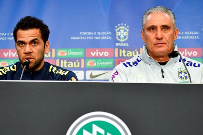 Pelatih Brasil, Tite (kanan), menghadiri konferensi pers bersama bek kanan Dani Alves di Berlin, Jerman, pada 26 Maret 2018.