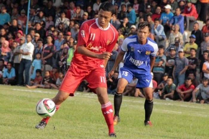 Pemain Persiba Bantul, Yanuar Ruspuspito (merah), beraksi dalam sebuah pertandingan tarkam. Klub Yanuar menginginkan KLB digelar PSSI.