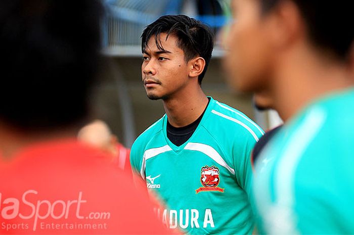 Kiper Madura United, Satria Tama, saat mengikuti latihan perdana di Stadion Gelora Bangkalan, Jawa Timur, Minggu (17/12/2107) sore, pasca berakhirnya kompetisi Liga 1. 