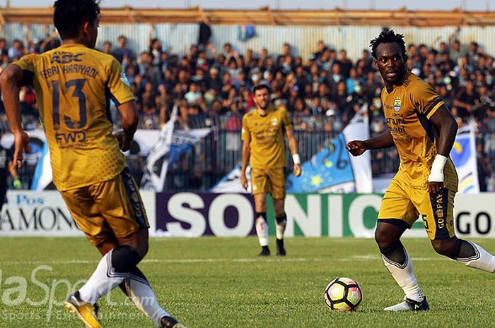 Aksi gelandang Persib Bandung, Michael Essien, saat tampil melawan Persela Lamongan dalam laga pekan ke-31 Liga 1 di Stadion Surajaya Malang, Jawa Timur, Minggu (22/10/2017) sore.