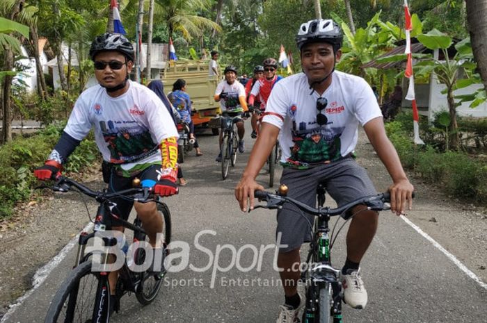  Sejumlah pserta Sepeda Nusantara 2018 etape ke-24 mengayuh sepeda mereka menuju Pantai Petanahan, Kabupaten Kebumen, Jawa Tengah, Minggu (11/11/2018) pagi. 