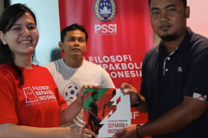 PSSI gelar seminar & peluncuran buku Kurikulum Pembinaan Sepak bola Indonesia di kantor PSSI. Sebanyak 50 pelatih SSB hadir pada acara ini.