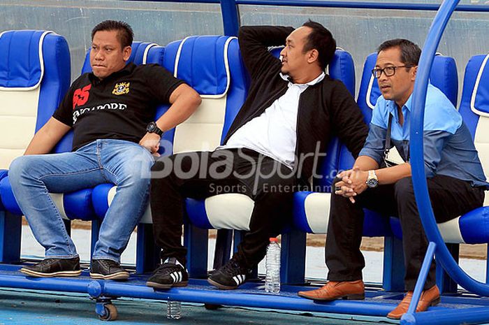 Manajer Persela Lamongan, Yunan Acmadi (tengah) dan pelatih Aji Santoso (kanan), telah memutuskan untuk merekrut empat pemain muda pada bursa transfer pramusim 2019..