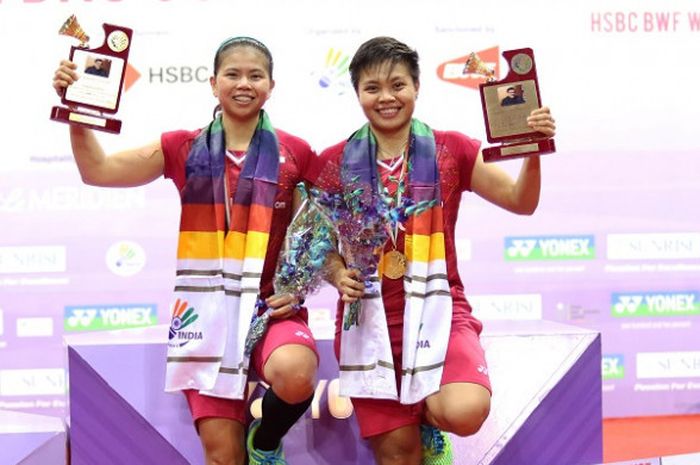 Pasangan ganda putri Indonesia, Greysia Polii/Apriyani Rahayu, berpose dengan trofi yang didapat sebagai juara India Terbuka 2018 di Siri Fort Indoor Stadium, Minggu (4/2/2018).