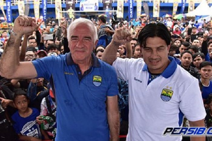  Mario Gomez mengajak Bobotoh untuk sama-sama membangun Persib Bandung. 