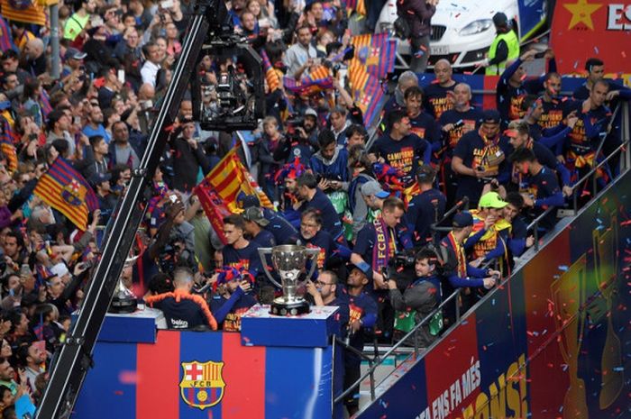 Para pemain dan staf FC Barcelona melakukan parade menggunakan bus beratap terbuka untuk merayakan gelar Liga Spanyol ke-25 di Barcelona, Spanyol pada 30 April 2018.