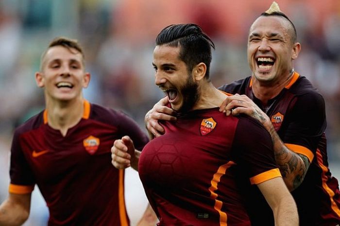 Selebrasi gol bek AS Roma, Kostas Manolas (tengah), bersama Radja Nainggolan (kanan) dan Lucas Digne usai sukses membobol gawang Carpi dalam lanjutan Serie A 2015-2016 di Stadio Olimpico, Roma, Itala, pada 26 September 2015.