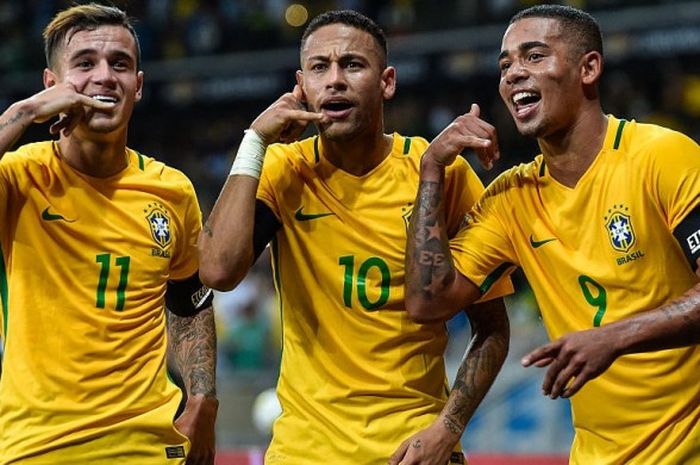 Trio pemain serang timnas Brasil (dari kiri ke kanan): Philippe Coutinho, Neymar, dan Gabriel Jesus, merayakan gol tim mereka ke gawang Argentina dalam partai Kualifikasi Piala Dunia 2018 di Estadio Mineirao, Belo Horizonte, Brasil, 10 November 2016.