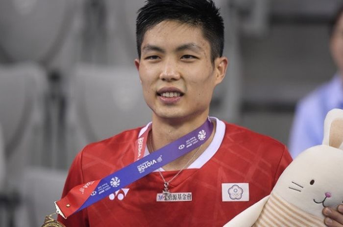 Pebulu tangkis tunggal putra Taiwan, Chou Tien Chen, berpose dengan medali emas setelah menang atas Tommy Sugiarto (Indonesia) pada laga final Korea Open 2018 di SK Handball Stadium, Seoul, Korea Selatan, Minggu (30/9/2018).