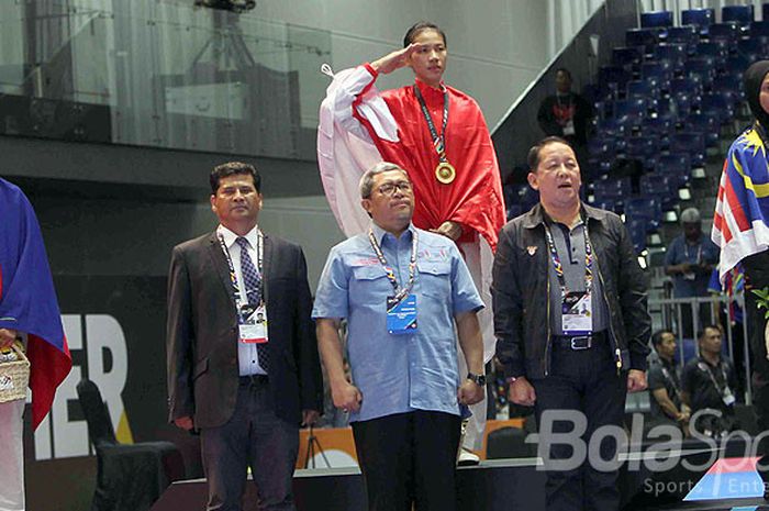 Atlet taekwondo Indonesia, Mariska Halinda (tengah), memberi hormat saat didengarkan lagu kebangsaan Indonesia Raya usai pengalungan medali emas SEA Games 2017 kelas 53 kg putri di KLCC pada Senin, 28 Agustus 2017.