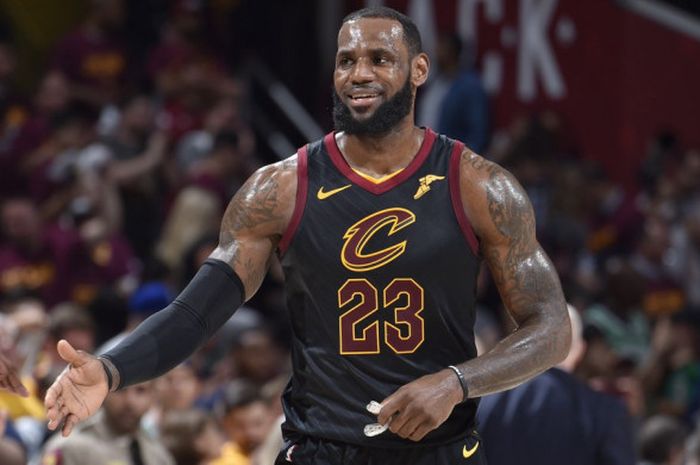 Ekspresi LeBron James saat memperkuat Cleveland Cavaliers pada partai final keempat  wilayah timur NBA pada Senin (21/5/2018) waktu Amerika Serikat.