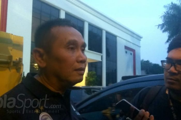  Manajer Sriwijaya FC, Ucok Hidayat saat ditemui di luar Stadion PTIK, pasca laga kontra tuan rumah bhayangkara FC, Jumat (12/10/2018). 
