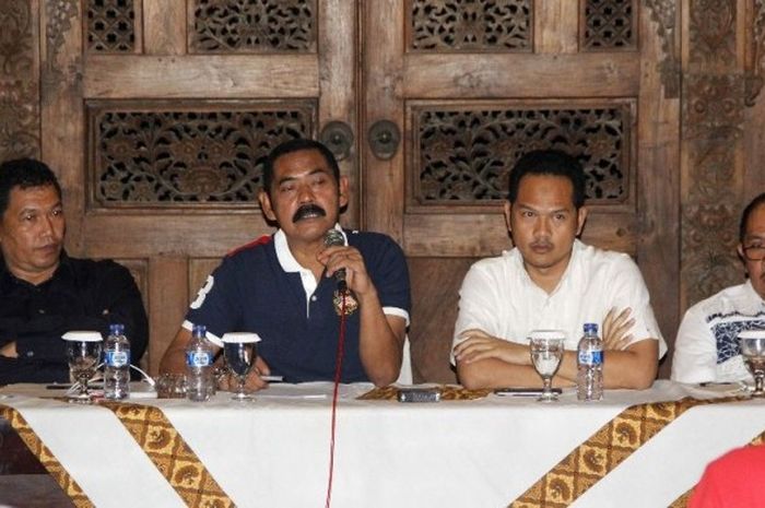 Pembina Persis, FX Hadi Rudyatmo (tengah), dan Ketua Umum Persis saat melakukan pertemuan dengan klu