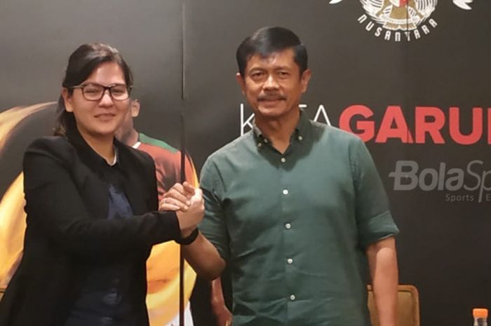 Sekjen PSSI dan pelatih timnas U-22 Indonesia yakni Ratu Tisha Destria serta Indra Sjafri dalam jumpa pers di Hotel Sultan, Jakarta, Jumat (4/1/2019).
