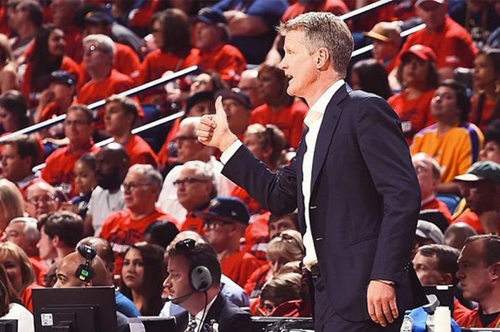 Steve Kerr (mengenakan setelan jas) saat menangani Golden State Warriors pada sebuah laga NBA musim 