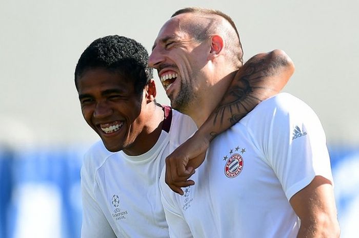 Gelandang Bayern Muenchen, Douglas Costa (kiri) dan Franck Ribery, saat mengikuti latihan menjelang laga Liga Champions Grup D melawan Rostov di Munich, pada 12 September 2016.