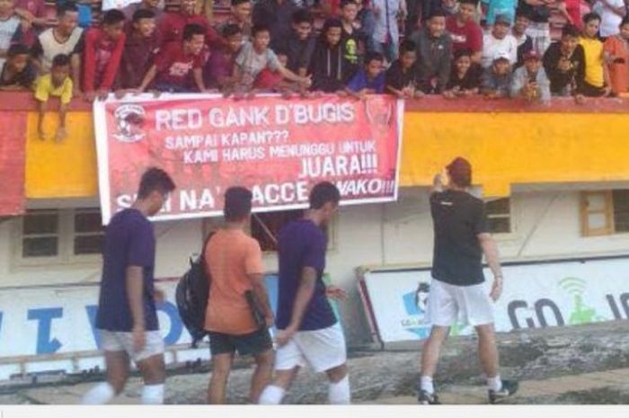 suporter PSM Makassar, Red Gank D sektor Bugis, menunjukkan kerinduannya di Stadion Mattoanging.