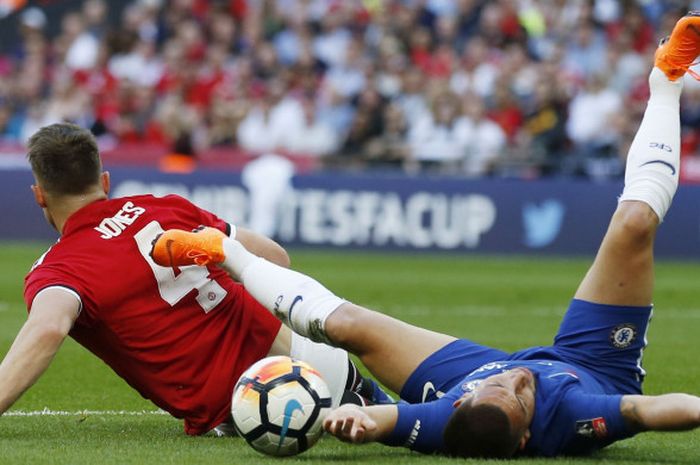 Bek Manchester United, Phil Jones, melanggar penyerang Chelsea, Eden Hazard, pada laga final Piala FA 2017-2018 di Stadion Wembley, London, Inggris, pada Sabtu (19/5/2018).