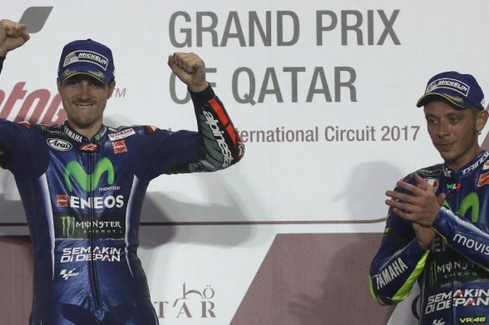 Pebalap Movistar Yamaha MotoGP, Maverick Vinales (kiri), melakukan selebrasi di atas podium juara GP Qatar, sementara rekan setimnya, Valentino Rossi, terlihat bertepuk tangan. Vinales menjuarai GP Qatar yang berlangsung di Sirkuit Internasional Losail, Minggu (26/3/2017).