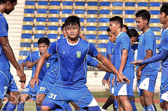 Para pemain PSPS Riau melakukan latihan rutin di Stadion Kaharuddin Nasution, Rumbai.