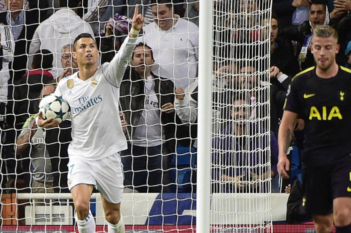 Selebrasi penyerang Real Madrid, Cristiano Ronaldo (kiri), setelah berhasil mencetak gol penyeimbang ke gawang Tottenham Hotspur melalui eksekusi penalti di Stadion Santiago Bernabeu, Madrid, Spanyol, pada Selasa (17/10/2017).