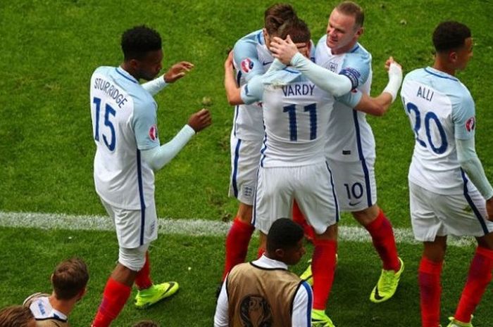 Penyerang Inggris,  Jamie Vardy, merayakan golnya bersama rekan-rekannya seusai mencetak gol ke gawa