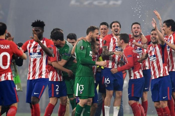 Para pemain Atletico Madrid merayakan kemenangan mereka atas  Olympique Marseille dalam partai final Liga Europa di Stade de Lyon, 16 Mei 2018.