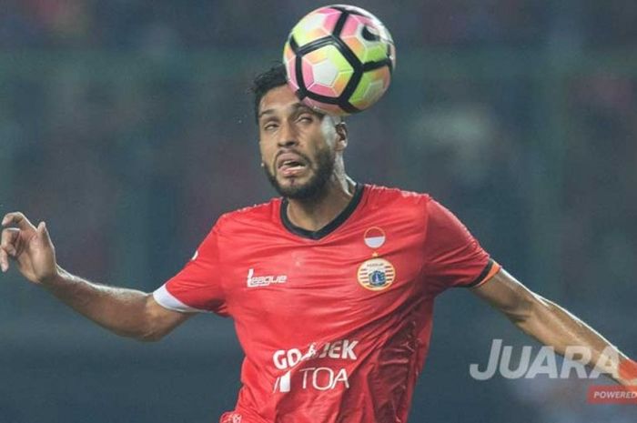 Aksi Bek Persija, Willian Pacheco, dalam laga Persija Jakarta vs Arema FC pada lanjutan Liga1 di Stadion Patrot, Bekasi, Jumat (2/6/2017). Persija menang 2-0.