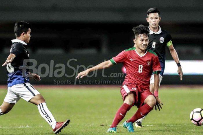 Pemain sayap Timnas U-19 Indonesia, Witan Sulaeman, beraksi pada laga melawan Timnas U-19 Kamboja dalam laga di Stadion Patriot Candrabhaga, Rabu (4/10/2017).