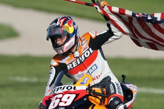 Pebalap Amerika Serikat, Nicky Hayden, merayakan keberhasilan menjadi juara dunia MotoGP 2006, 29 Oktober 2006.