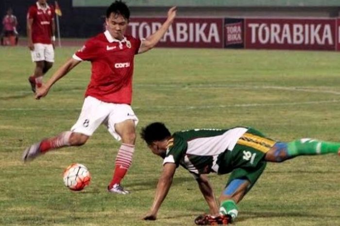 Aksi penyerang lubang Persija, Sutanto Tan sampai membuat bek Mitra Kukar, Saepulloh Maulana terjatuh pada laga di Stadion Manahan, Solo, Jumat (5/8/2016) malam. 