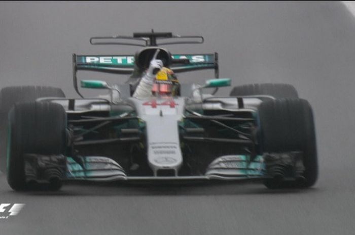 Lewis Hamilton berhasil meraih pole position di sesi kualifikasi GP Italia yang digelar di Sirkuit Monza, Sabtu (2/9/2017).