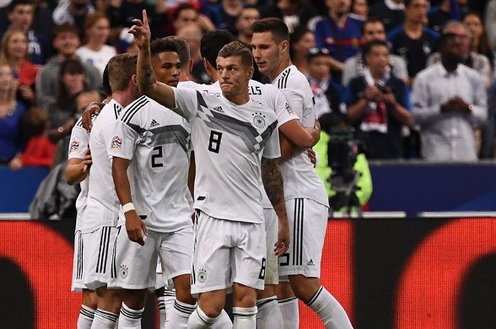 Gelandang Jerman, Toni Kroos (depan), merayakan gol yang dicetak ke gawang Prancis dalam laga UEFA Nations League di Stade de France, Saint-Denis, Prancis pada 16 Oktober 2018.